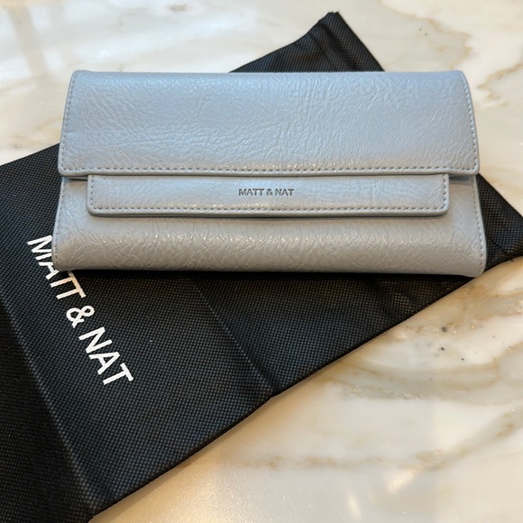 Matt and Nat ilda Wallet,  dusk - Picture 1 of 8